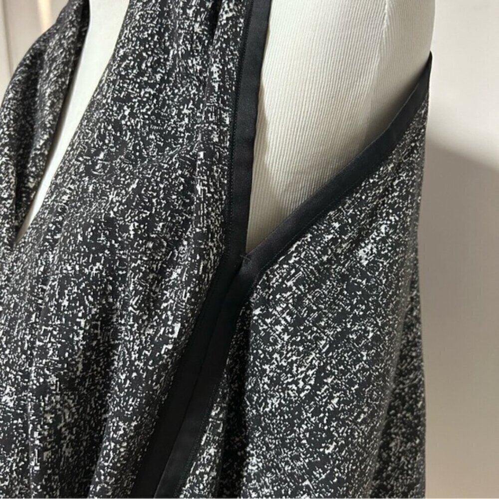 Lululemon Vinyasa Chale Scarf with Armholes - Picture 4 of 7